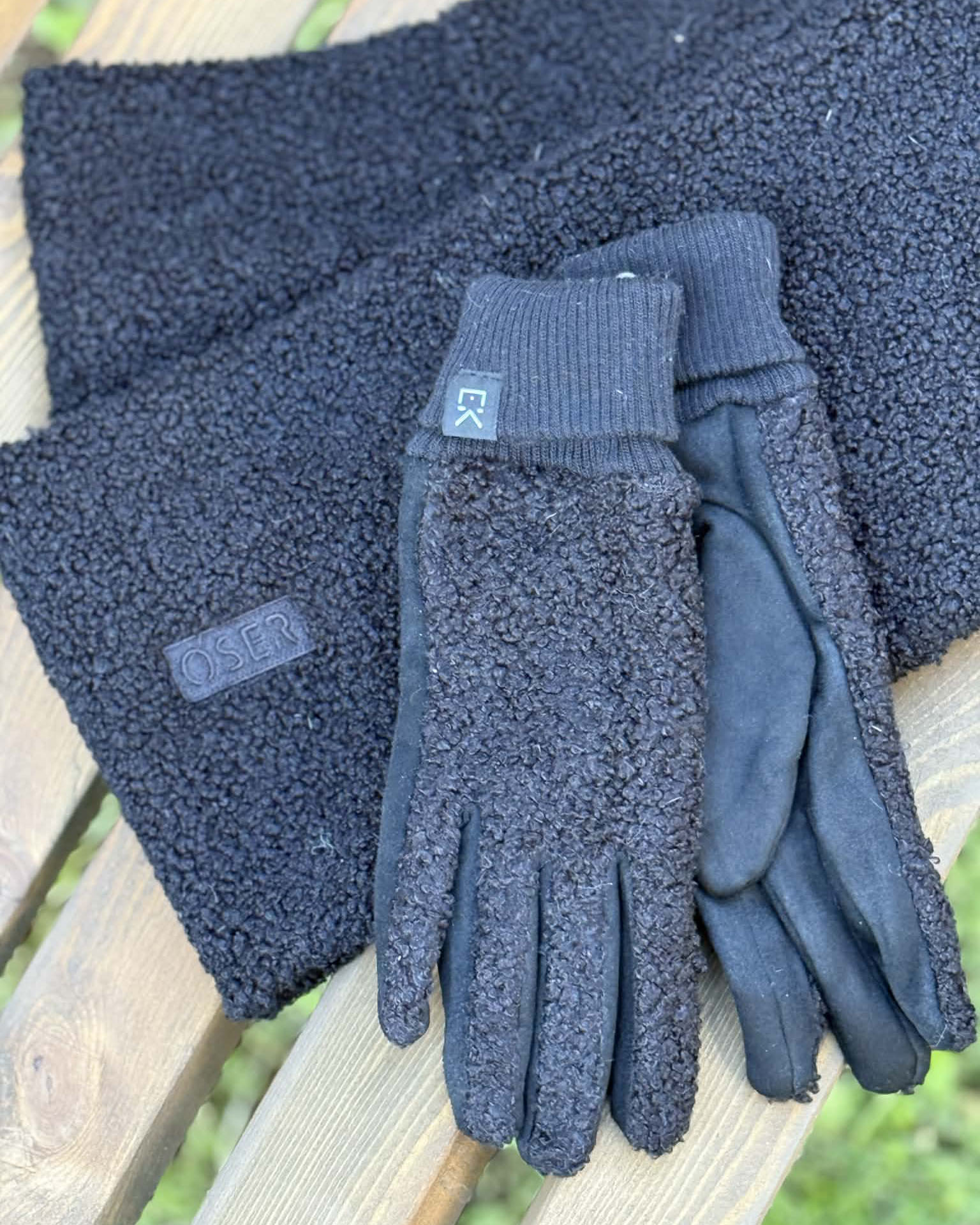 Black Boucle Oser Scarf & Gloves